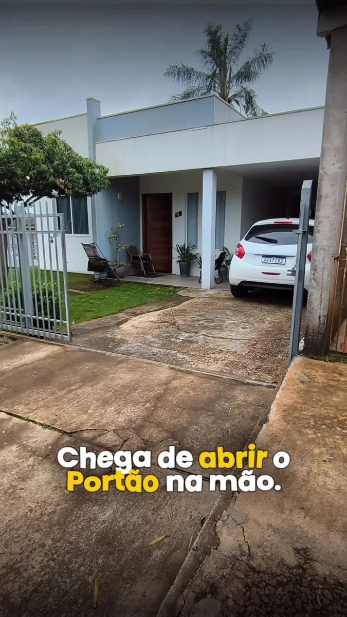 Entrada de residência com portão automatizado em trabalho divulgado pela Santos