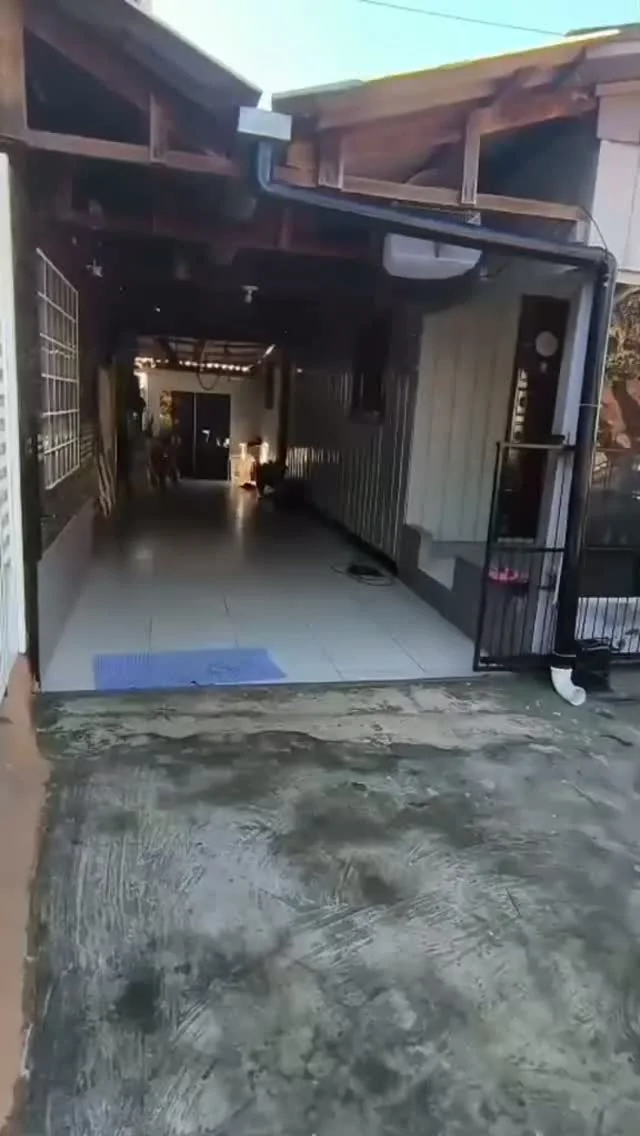 Portão basculante aberto em uma garagem residencial